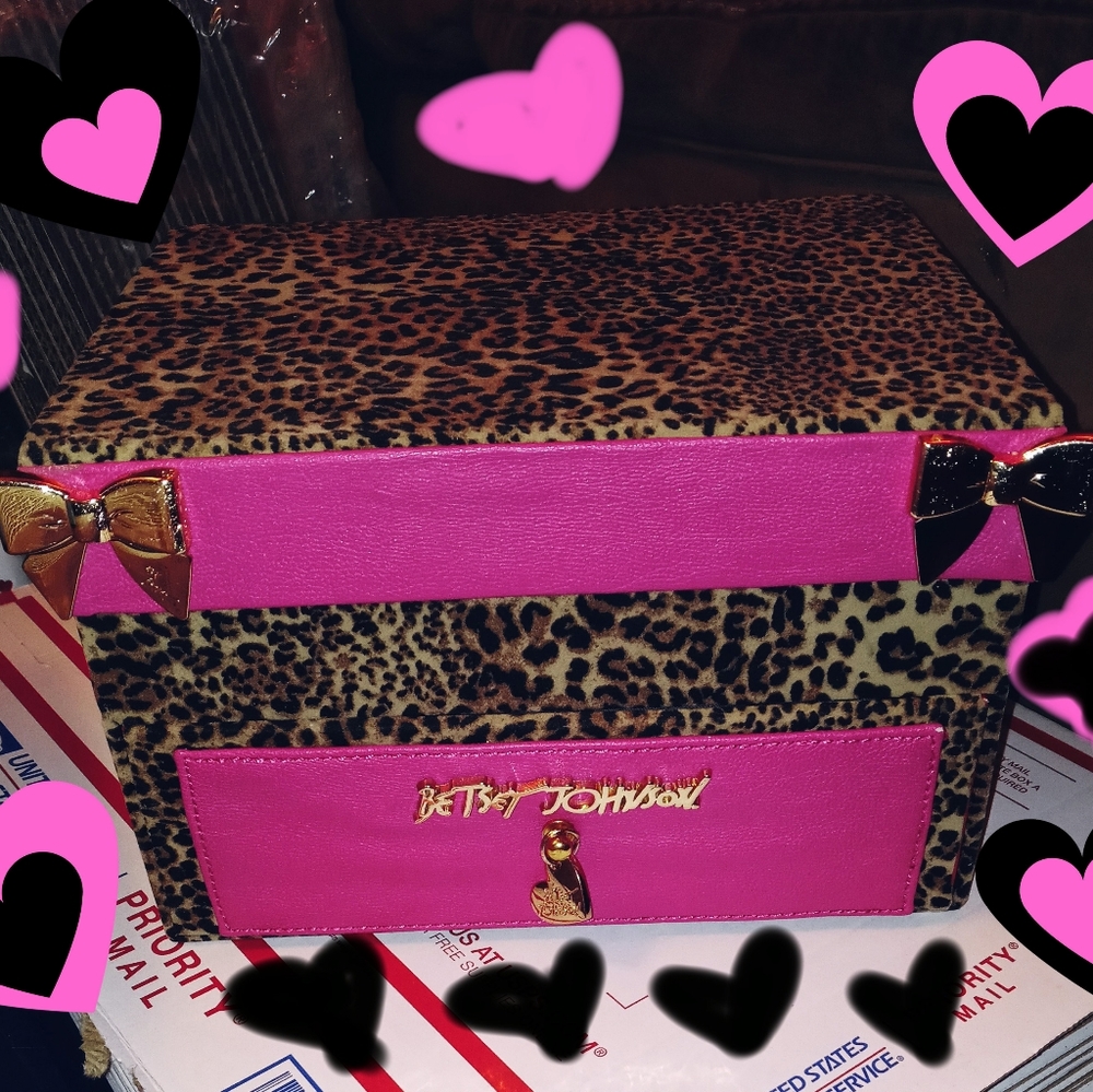 BetseyVille  Box - Picture 9 of 12